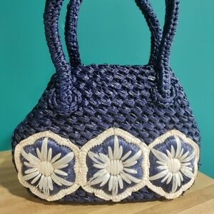 Vintage navy blue raffia purse with white flowers. Great for summer evenings!